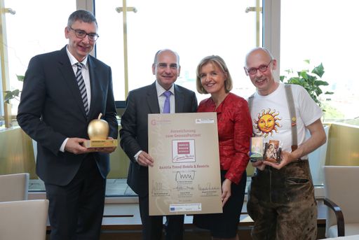 Vorschau Bild von Im Bild v.l.n.r.: Andreas Berger,
Geschäftsführer der Austria Trend Hotels & Resorts; Mag. Harald
Nograsek, Generaldirektor der Verkehrsbüro Group; Margareta
Reichsthaler, Obfrau der Genuss Region Österreich; Johannes Gutmann,
Geschäftsführer SONNENTOR Kräuterhandels GmbH