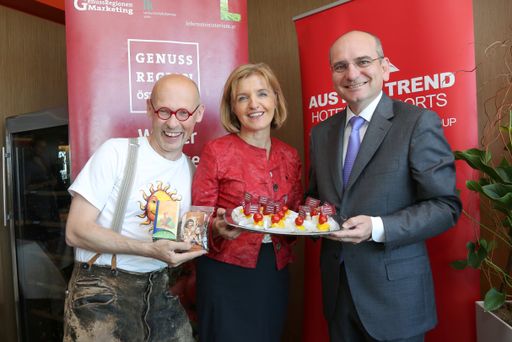 Vorschau Bild von Im Bild v.l.n.r.: Johannes Gutmann,
Geschäftsführer SONNENTOR Kräuterhandels GmbH; Margareta
Reichsthaler, Obfrau der Genuss Region Österreich; Mag. Harald
Nograsek, Generaldirektor der Verkehrsbüro Group