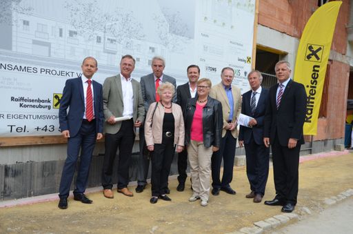 v.l.n.r.: Dr. Christoph Hayden (CRO
Raiffeisen-Leasing), Architekt DI Werner Zita, Dir. Mag. Andreas
Korda (Raiffeisenbank Korneuburg), Gef. Gemeinderat Rosa Bauer
(Gemeinde Bisamberg), Ing. Mag. (FH) Peter Weinberger
(Geschäftsführer Raiffeisen Immobilienvermittlung GmbH), Abg.z.NR
Dorothea Schittenhelm (Bürgermeisterin Bisamberg), DI Bernd Toms
(TOMS Ziviltechniker GmbH), Ing. Günther Vojacek (Bereichsleiter
STABAG AG), Mag. Alexander Schmidecker (CEO Raiffeisen-Leasing)