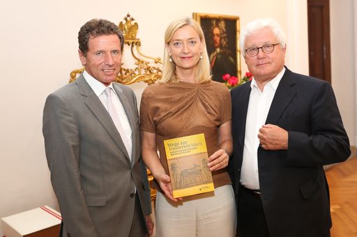 http://www.apa-fotoservice.at/galerie/4237 Im Bild
v.l.n.r.: Dr. Karlheinz Töchterle, Bundesminister für Wissenschaft
und Forschung; Dr. Johanna Rachninger, Generaldirektorin
Österreichische Nationalbibliothek; Dr. Wilfried Seipel,
Generaldirektor i.R. des Kunsthistorischen Museums.