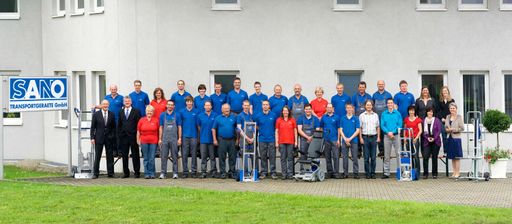 Vorschau Bild von Das erfolgreiche SANO Team in Lichtenberg/Linz
v.l.n.r. vorne Firmengründer Jochum Bierma, Geschäftsführer Manfred
Winkler, Team von SANO Produktion und Büro, Elisabeth Bierma.