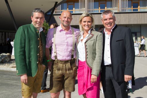 http://www.apa-fotoservice.at/galerie/4255/
Schladminger Gipfeltreffen - Eröffnungsfeier des Falkensteiner Hotel
Schladming. Im Bild: v.l.n.r.: Otmar Michaeler, Michael Tritscher,
Alexandra Meissnitzer, Erich Falkensteiner.