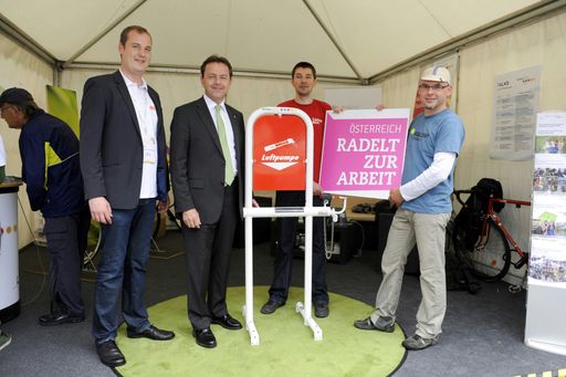  Umweltminister Nikolaus Berlakovich und Alec Hager übergeben den
Hauptpreis der Aktion "Österreich radelt zur Arbeit" an das Team der
Caritas Wien