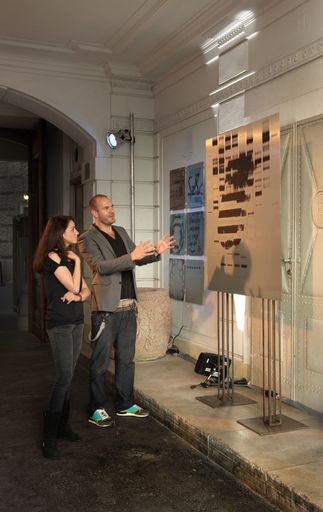  Zum 50-jährigen Firmenjubiläum von Szabo-Scandic
gestaltete der international gefragte Künstler Raoul Haspel gestern
eine einmalige Corporate Art-Ausstellung in einer Passage zwischen
altem Stuck in der Nationalbibliothek