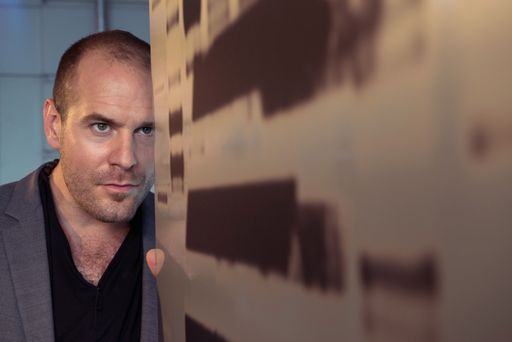 Vorschau Bild von Zum 50-jährigen Firmenjubiläum von Szabo-Scandic
gestaltete der international gefragte Künstler Raoul Haspel gestern
eine einmalige Corporate Art-Ausstellung in einer Passage zwischen
altem Stuck in der Nationalbibliothek.