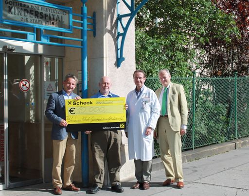 Symbolische Schecküberreichung vor dem
G.v.Preyer'schen Kinderspital (v.l.n.r.): V-Präs. Univ.-Prof. Dr.
Reginald Bittner (Österreichische Muskelforschung), LAbg.a.D. Mag.
Franz KARL (Andreas Khol-Genertionenförderung), Präs. Prim. Doz. Dr.
Günther Bernert (Österreichische Muskelforschung) und Univ.-Prof.
Dr. Andreas Khol (Andreas Khol-Generationenförderung).