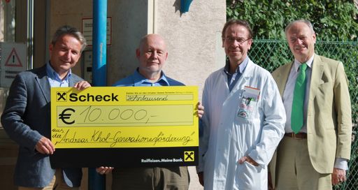 Vorschau Bild von Symbolische Schecküberreichung vor dem
G.v.Preyer'schen Kinderspital (v.l.n.r.): V-Präs. Univ.-Prof. Dr.
Reginald Bittner (Österreichische Muskelforschung), LAbg.a.D. Mag.
Franz KARL (Andreas Khol-Genertionenförderung), Präs. Prim. Doz. Dr.
Günther Bernert (Österreichische Muskelforschung) und Univ.-Prof.
Dr. Andreas Khol (Andreas Khol-Generationenförderung).