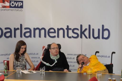 Der ÖVP-Sprecher für Menschen mit Behinderung, Abg.
Dr. Franz-Joseph Huainigg (mit persönlicher Assistentin links im
Bild), in einer gemeinsamen Pressekonferenz mit dem deutschen Autor
und Schauspieler, Initiator der Arbeitsgemeinschaft Behinderung und
Medien in Deutschland und Mitglied des Deutschen Ethikrats Dr. Peter
Radtke (rechts).
