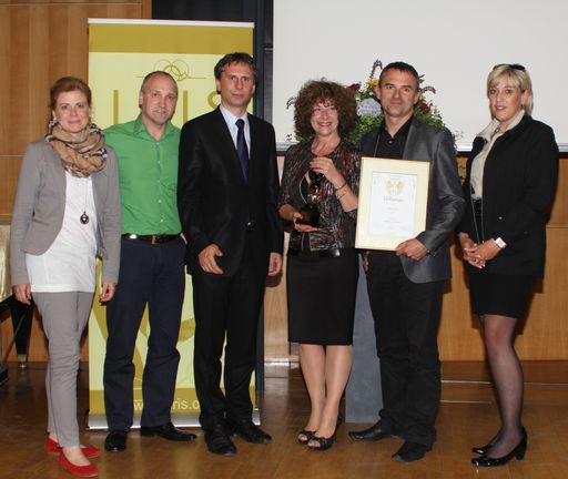  Verleihung der IRIS 2013: KonfliktlotsInnen Daniela Freitag,
Andreas Pöttler, Ing. Rainer Knechtl und Ursula Pratter mit
Magistratsdirektor Martin Haidvogl und Projektleiterin Elke Pölzl
(v.l.n.r.)