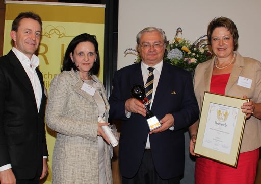 Vorschau Bild von Verleihung der IRIS 2013: Leiter der OE PE-Services Dr. Hanns
Ulrich Schlögl | Leiterin der OE Interne Revision Mag. Birgit
Fahrnberger, MA | Vorstandsvorsitzender Univ.Prof.Dr. Karlheinz
Tscheliessnigg | Projektleiterin Mag. Sigrid Fanninger (v.l.n.r.)