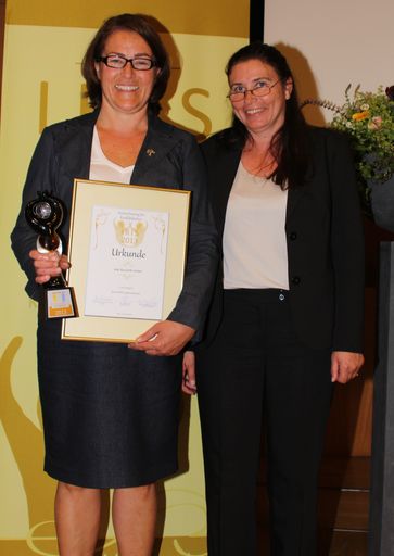 Vorschau Bild von Verleihung der IRIS 2013: Standortleiterin w&p Kalk DI. Dr. Eva
Wolf-Haslauer | Projektleiterin w&p Baustoffe DI Barbara Wiltschi
(v.l.n.r.)