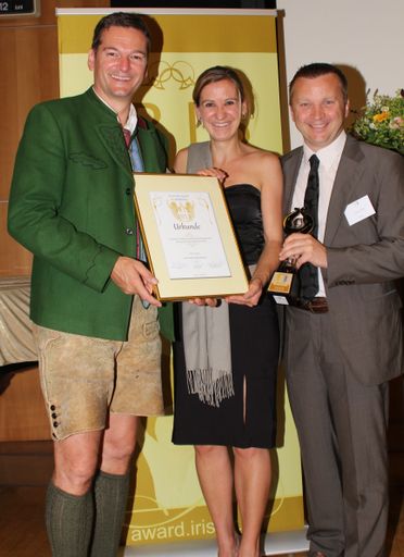 Vorschau Bild von Verleihung der IRIS 2013: Eigentümer Ing. Bernhard Hammer MBA |
Leiterin PM Maria Roßböck MBA | Geschäftsführer Ing. Robert Pichler
(v.l.n.r.)