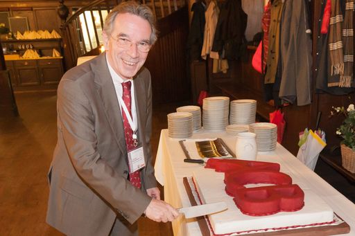 20 Jahre und kein bisschen leise. Zum runden
Geburtstag fand im Rahmen der Convention4u einen Geburtstagsfeier im
Stiegelkeller statt. Als süßer Höhepunkt des gemütlichen Abends
wurden die Gäste mit einer riesen Torte im ACB - Schriftzug
überrascht.