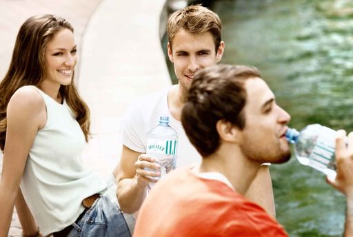 Im Sommer entscheidet Hitze über Mineralwasser oder
Balance: Bei Vöslauer sprudelt die Produktion auf Hochtouren.
