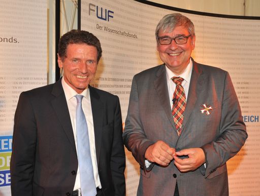  Wissenschafts- und Forschungsminister Dr. Karlheinz
Töchterle überreichte dem scheidenden FWF-Präsidenten Dr. Christoph
Kratky das Österreichische Ehrenkreuz für Wissenschaft und Kunst 1.
Klasse.