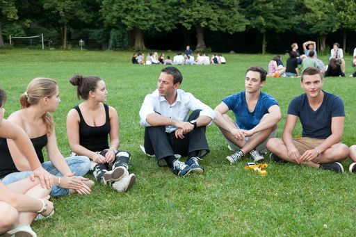 http://www.apa-fotoservice.at/galerie/4282/ Wiener
Landtagsabgeordneter Christoph Peschek im Gespräch mit Jugendlichen