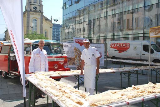 Vorschau Bild von Mit dem Erlös von Euro 1.300,- durch den Verkauf
des Dinkel-Apfelstrudels der Honeder Naturbackstube wird der Verein
Wohnplattform in Linz unterstützt. Im Bild Bäckermeister Reinhard
Honeder (links) und Konditormeister Ernst Engleder.