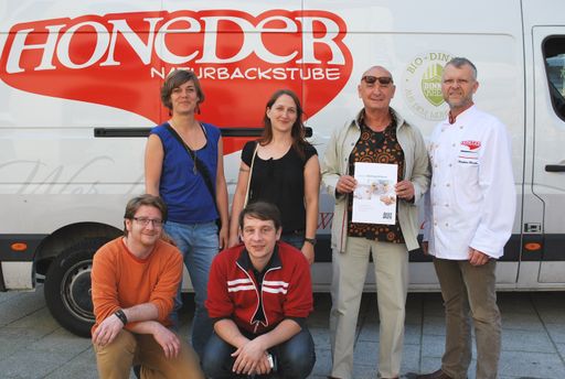 Vorschau Bild von Der Verein Wohnplattform war mit Klaus Aichelburg
(2. von rechts) und vier weiteren Mitarbeitern vertreten.
Bäckermeister Reinhard Honeder (rechts) führt den Familienbetrieb
Honeder Naturbackstube gemeinsam mit seiner Frau Helga bereits in
vierter Generation.