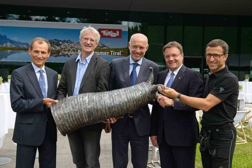 Hypo-Vorstand Markus Jochum, der Tiroler
Künstler Alois Schild (entwarf den Preis), Landeshauptmann und
Tourismusreferent Günther Platter sowie Josef Margreiter,
Geschäftsführer der Tirol Werbung (v.l.n.r) gratulieren Andreas
Braun (Mitte) zum Tirol Touristica für sein persönliches Lebenswerk.
(Foto: Tirol Werbung, Abdruck honorarfrei)