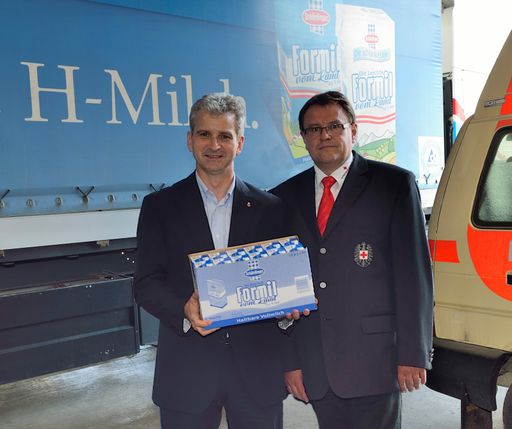 Im Bild v.l.n.r.: DI Josef Braunshofer Vorsitzender
der Geschäftsführung, Berglandmilch; Jürgen Kunert, Österreichisches
Rotes Kreuz, Bundesrettungskommando