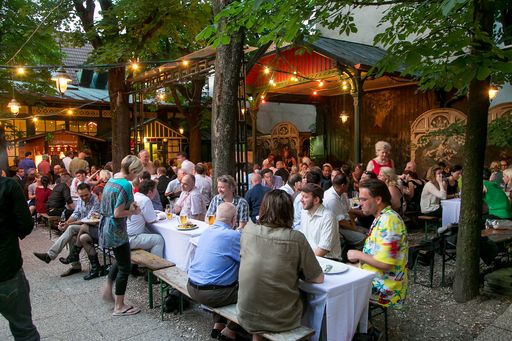 Vorschau Bild von Das Wiener Metropol war am 18. Juni Schauplatz der
Preisverleihung des österreichischen Preises für Pressefotografie
"Objektiv 2013", im Anschluss wurde im Gastgarten des Bühnenhauses
noch fröhlich gefeiert.