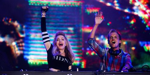 Madonna und Avicii live on stage
