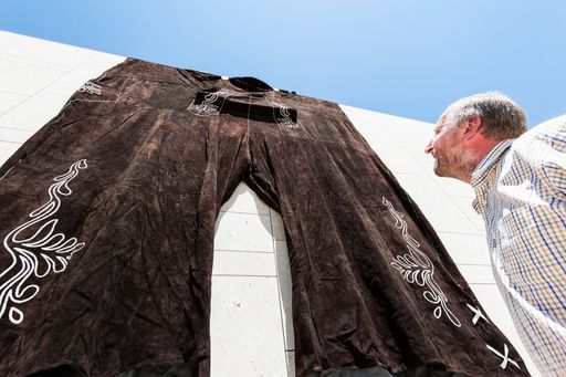Beeindruckende Rekordmaße von 8,50 Meter
Bundweite, 5,30 Meter Seitenlänge und 110 Quadratmeter
Lederverbrauch