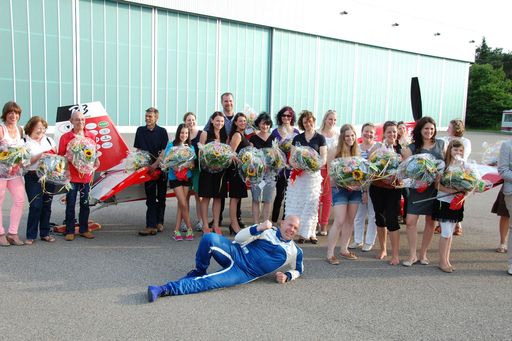 Vorschau Bild von Weltrekordhalter Marc Grüne umringt von Freunden,
Fans und Helfern.