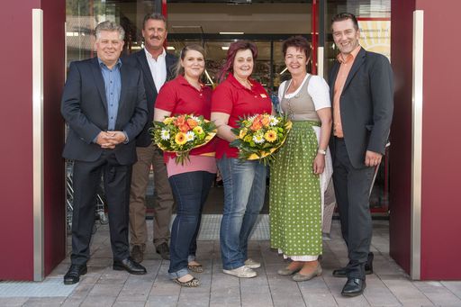 http://www.apa-fotoservice.at/galerie/4275/ Im Bild
v.l.n.r.: Hannes Gruber, BILLA Vertriebsmanager, Ing. Rudolf Pücher,
Bürgermeister Brixlegg, Christina Milunovic, BILLA Mitarbeiterin,
Helga Zellner, BILLA Marktmanagerin, Anneliese Reitsamer, BILLA
Frischebetreuerin und Gerhard Rissleger, BILLA Regionalmanager.