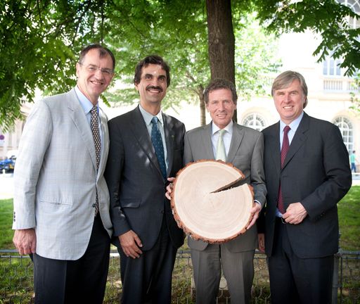 Dr. Karlheinz Töchterle, Rektor Dr. Martin Gerzabek, Georg Adam
Starhemberg und Dr. Erich Wiesner präsentierten in einer gemeinsamen
Pressekonferenz die Doktoratsinitiative "Holz - Mehrwertstoff mit
Zukunft" (DokIn'Holz).