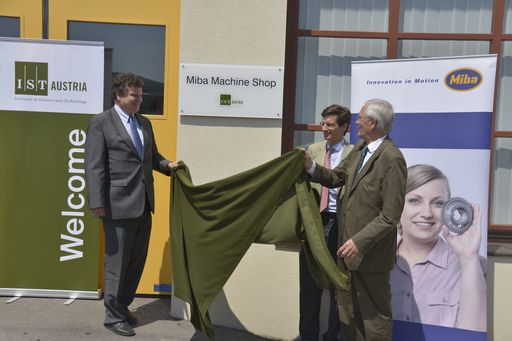 Tafelenthüllung: IST Austria Präsident Thomas
Henzinger, DI F. Peter Mitterbauer, Dr. Peter Mitterbauer