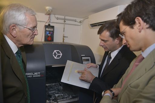Vorschau Bild von Dr. Peter Mitterbauer, DI Todor Asenov (Leiter des
Miba Machine Shops), DI F. Peter Mitterbauer vor dem 3D-Drucker der
Werkstatt