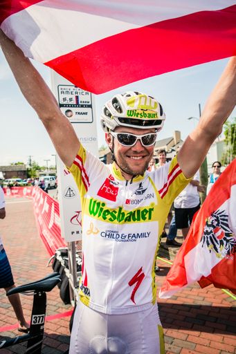 Der österreichische Extremradsportler Christoph
Strasser jubelt über den bisher größten Erfolg seiner Karriere.