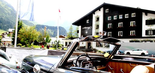  Automobile Affinität ist im Hotel Arlberg in
Lech nicht zu übersehen.