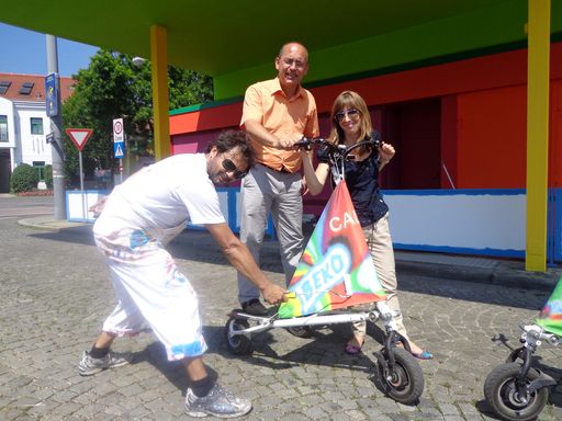 Vorschau Bild von (v.l.n.r.) Künstler Markus Tripolt bei der Arbeit
mit Mag.Dr. Robert Streibel (Dir. VHS Hietzing) und Mag. Melinda
Busáné Bellér (PR&Communication BEKO HOLDING)