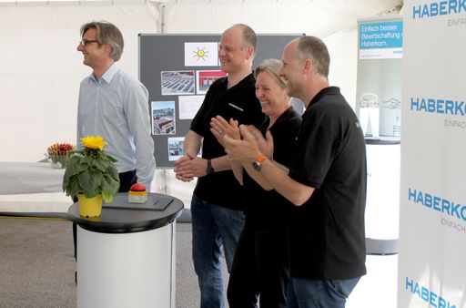 Vorschau Bild von Festakt mit Vorstand G. Fitz,
Geschäftsstellenleiter G. Bauer, E. Gremel, M. Guger (v.l.n.r.)