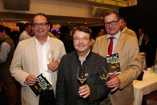 http://www.apa-fotoservice.at/galerie/4289
Walter Tucek und Wolfgang Schmid präsentieren ihren Wein guide Weiß
2013. Im Bild v.l.n.r.: Walter Tucek (Herausgeber Wein Guide), Willi
Klinger (Geschäftsführer der Österreich Wein Marketing GmbH),
Wolfgang Schmid (Herausgeber Wein Guide)
