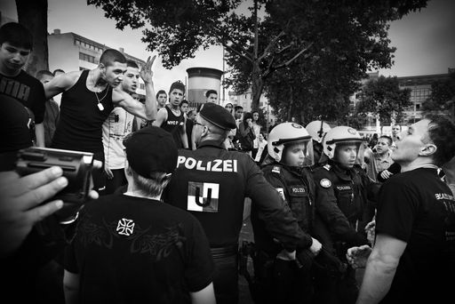 Vorschau Bild von AUSTRIA / Vienna / 2010 / Nach der
Protestkundgebung einer Buergerinitiative gegen den Bau eines
islamischen Zentrums kommt es zu Auseinandersetzungen zwischen
tuerkischen und oesterreichischen Jugendlichen.