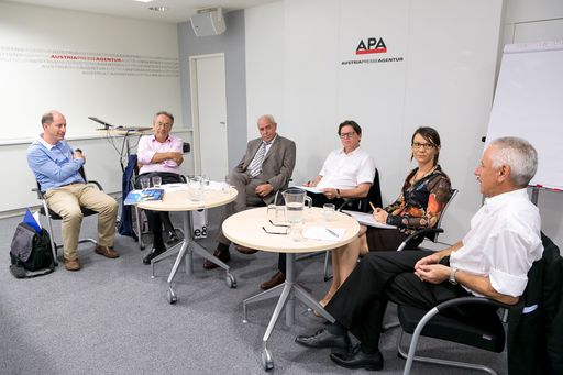  http://www.apa-fotoservice.at/galerie/4318 Im Bild
v.l.n.r. András Wiszkidenszky, Prof. Hans-Jörgen Manstein, Dr.
Friedrich Rödler, Thomas Hotko, Petra Haller, Gerri Brandstetter