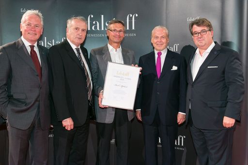  http://www.apa-fotoservice.at/galerie/4157 Im
Bild vlnr.: Dr. Hubert Schultes (Generaldirektor NÖ Versicherung),
ÖR Dipl.-HLFL-Ing. Josef Pleil (Präsident des Österreichischen
Weinbauverbands), Karl Alphart (Falstaff Winzer des Jahres 2013),
Falstaff-Herausgeber Wolfgang Rosam und Falstaff-Chefredakteur Peter
Moser