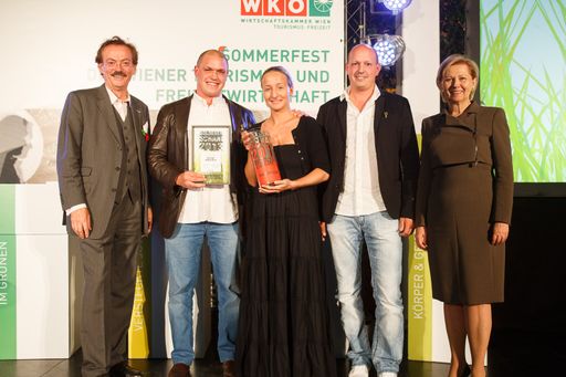  Gewinner des "Goldenen Schani 2013" in der
Kategorie "Im Grünen": Josef Bitzinger (Spartenobmann Tourismus und
Freizeitwirtschaft, links) und Brigittte Jank (Präsidentin
Wirtschaftskammer Wien, rechts) überreichten Monika Wlaschek (Mitte)
und ihrem Team vom "Klee am Hanslteich" den beliebten Branchenpreis
