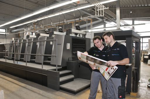 Die Belegschaft des Onlinehändlers Onlineprinters
wächst zum 1. Juli 2013 auf 430 Mitarbeiter. Im Gegensatz zu anderen
Onlinehändlern ist die deutsche Onlineprinters GmbH selbst Produzent
der Digital- und Offsetdrucksachen, die über internationale
Onlineshops in ganz Europa vertrieben werden. Qualifizierte
Mitarbeiter sind eine wesentliche Säule des erfolgreichen
Unternehmens, das 2012 und 2010 als verlässlicher Arbeitgeber,
Vorbild und Motivator im bayerischen Mittelstand mit dem Preis
"Bayerns Best 50" ausgezeichnet wurde.
