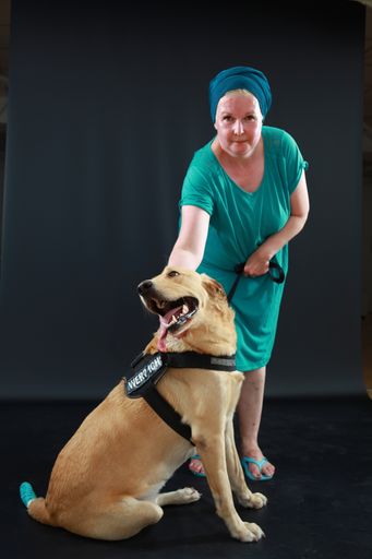  Das Fotostudio FOTO ANDRASCHEK & TÖCHTER ist ein
Kunstprojekt von Iris Andraschek in Zusammenarbeit mit KunstRaum
Goethestrasse xtd und ZIKO (Zentrum für interkulturelle Kompetenz,
pro mente OÖ) mit den BushaltestellennutzerInnen und NachbarInnen
des KunstRaum Goethestrasse xtd.
