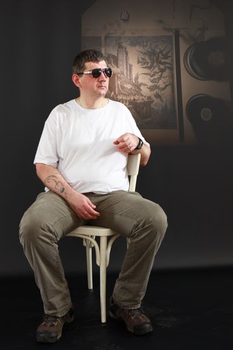 Vorschau Bild von Das Fotostudio FOTO ANDRASCHEK & TÖCHTER ist ein
Kunstprojekt von Iris Andraschek in Zusammenarbeit mit KunstRaum
Goethestrasse xtd und ZIKO (Zentrum für interkulturelle Kompetenz,
pro mente OÖ) mit den BushaltestellennutzerInnen und NachbarInnen
des KunstRaum Goethestrasse xtd.