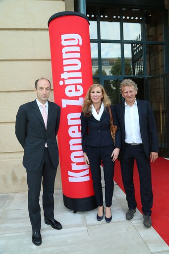 Vorschau Bild von Im Bild (v.l.n.r.): Krone Herausgeber Christoph
Dichand, Krone Vermarktungsleiterin Sabine Harnach und Mediaprint
Geschäftsführer Gerhard Riedler