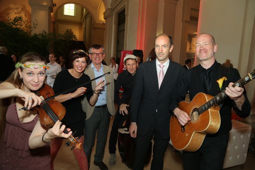 Vorschau Bild von Im Bild: Christoph Dichand, Herausgeber Kronen
Zeitung mit Gerhard Fritsch, Leiter Konzernmarketing SPAR Österreich
und die Band Walk-a-Tones