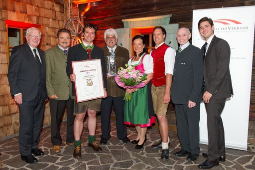  Foto von links nach rechts: KR Johann Schenner
(Obmann der Bundessparte Tourismus und Freizeitwirtschaft - WKO), KR
Fritz Kaufmann (Präsident Veranstalterverband Österreich),
Preisträger Familie Hartl (Wilfried jun. & sen., Elisabeth und
Manuel), KR Maximilian Nöhammer (Landesobmann Veranstalterverband
Salzburg) und Mag. Martin Pinczolits (Bundesgeschäftsführer-Stv.
Veranstalterverband Österreich)