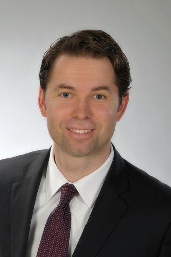 Mag. Martin Butollo (43) wird ab 1. Juli 2013 neuer
General Manager der Commerzbank in Österreich mit Sitz in Wien. Er
war in unterschiedlichen Führungsfunktionen der Commerzbank im
Ausland tätig und davor 5 Jahre bei einem Beratungsunternehmen. Nach
über 14 Jahren im Ausland kehrt er wieder nach Wien zurück.