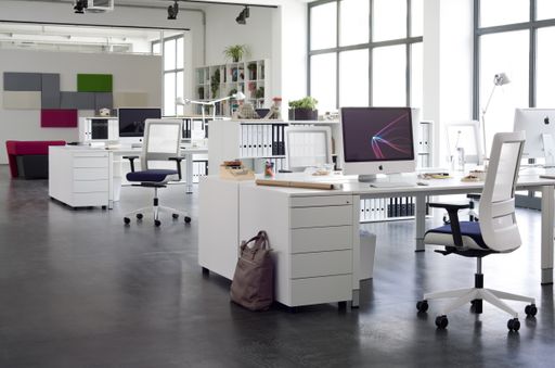 Das neue Ausstellungs-Loft in der Firmenzentrale in
Altheim ist das sichtbare Signal der Re-Positionierung von
Wiesner-Hager. Auf 700 m2 wird das Zusammenspiel der drei
Leistungsbausteine Office Consulting, Innenarchitektur und
Möblierung erlebbar gemacht.