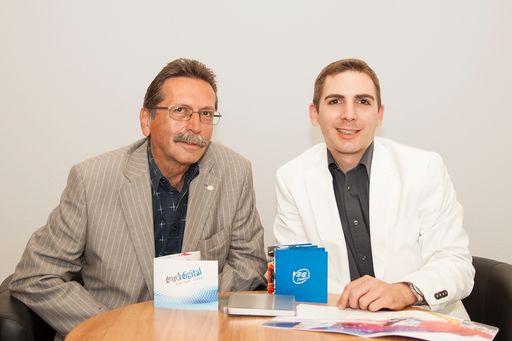  VSG-Gründer und Geschäftsführer Helmut Moser (l.)
tritt mit 1. Juli 2013 aus dem operativen Geschäft zurück und
überlässt seinem Sohn, Michael Moser (r.), die Geschäftsleitung.
